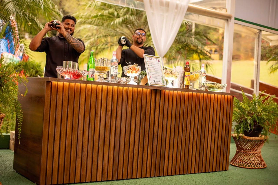 Bar montado com bar mans preparando drinks