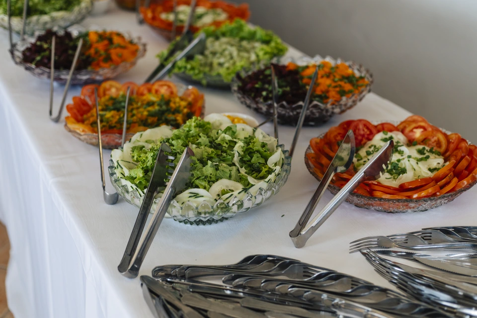 Saladas servidas no buffet do casamento