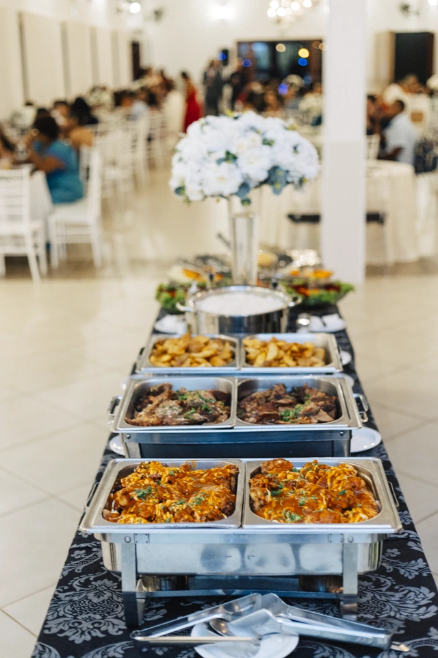 Mesa de buffet com réchauds montada no salão