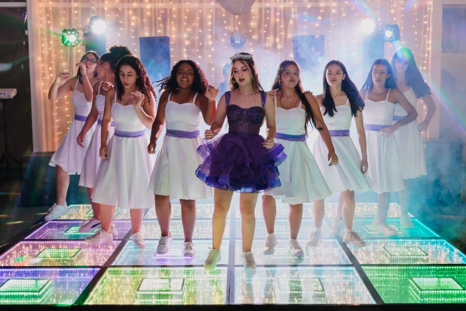 Apresentação da debutante com as damas na pista de LED