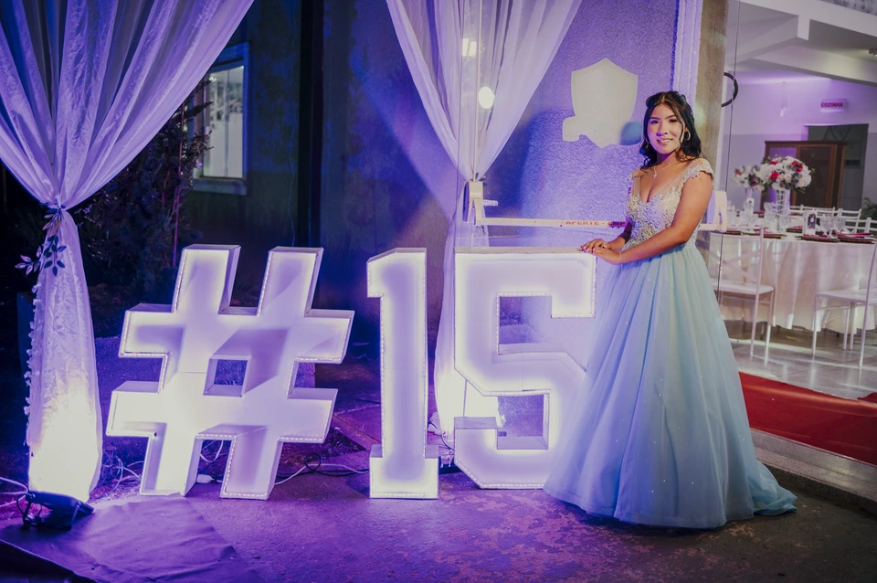 Debutante ao lado do letreiro luminoso #15