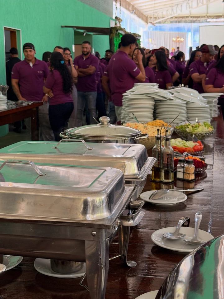 Buffet com réchauds e pratos montado para a confraternização