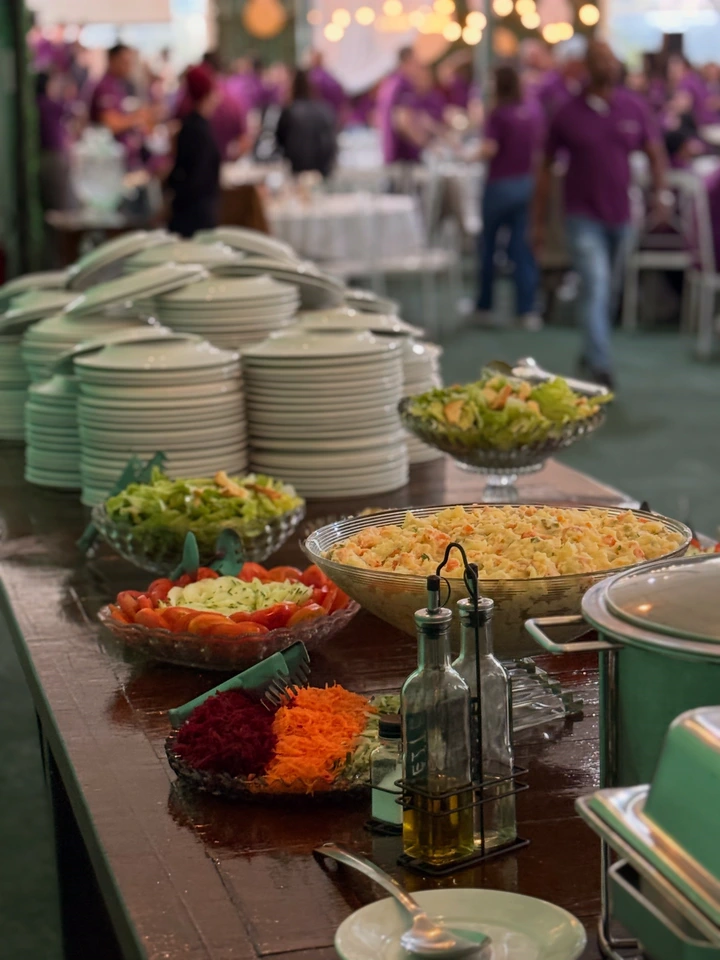 Saladas e acompanhamentos no buffet da confraternização