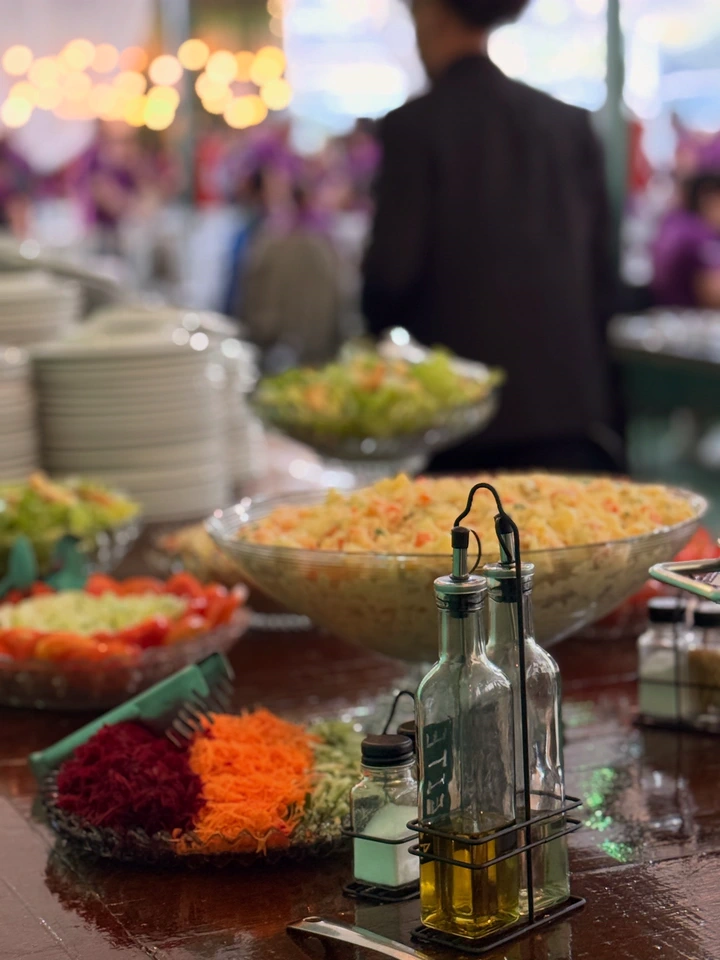 Mesa do buffet com saladas, azeites e pratos quentes