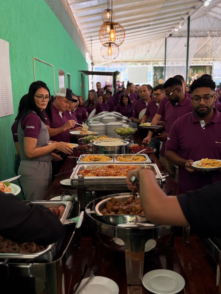 Equipe servindo os convidados no buffet