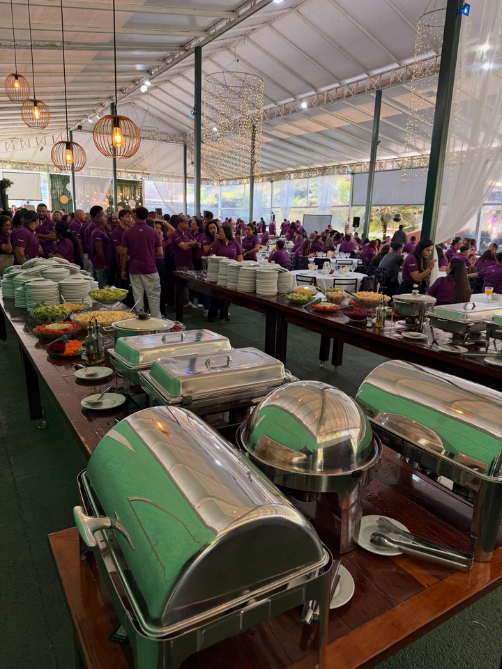 Salão com buffet montado para confraternização corporativa