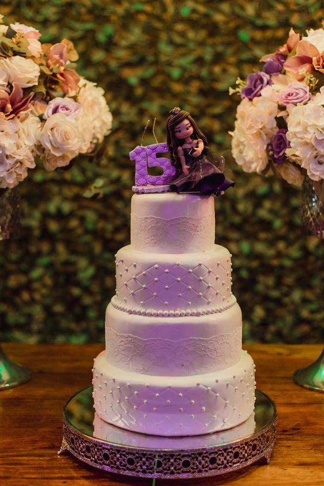 Bolo de 15 anos com topo personalizado da debutante