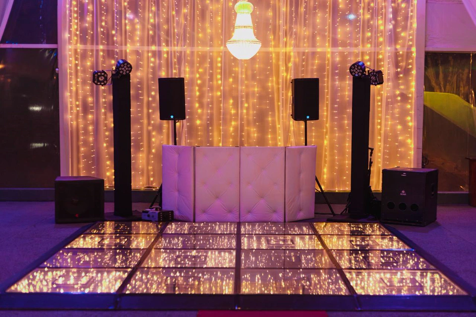 Cabine de DJ e pista de LED montadas para a festa