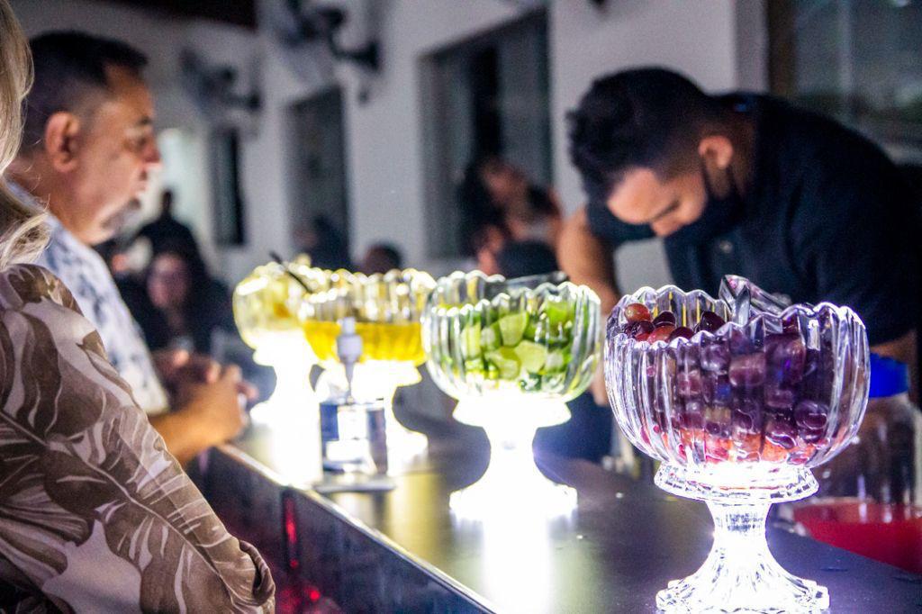 Drinks coloridos sendo preparados no bar