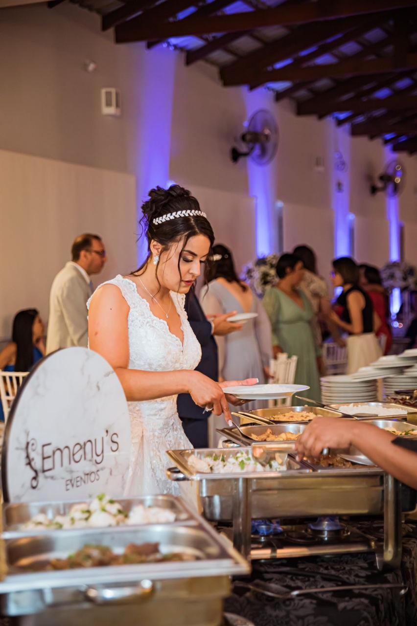 Noiva se servindo no buffet
