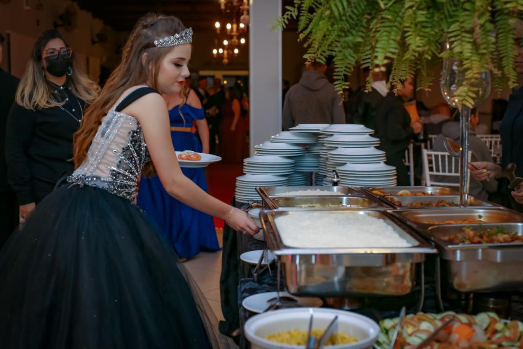Debutante se servindo no buffet