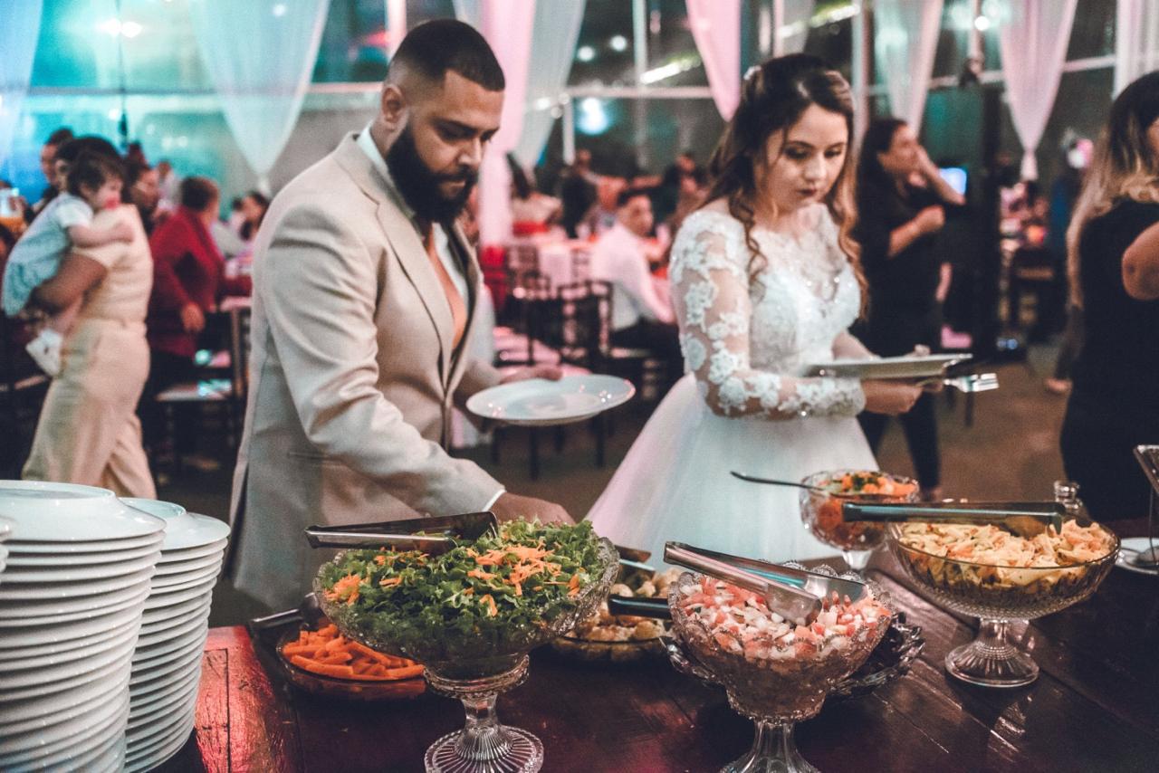Casal se servindo no buffet da Emeny's Eventos