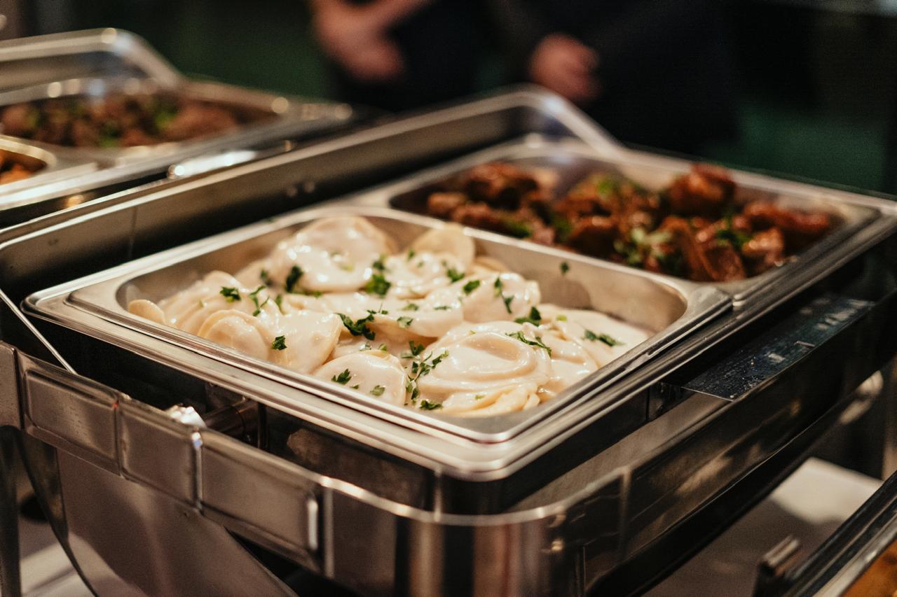 Prato quente servido no buffet da Emeny's Eventos