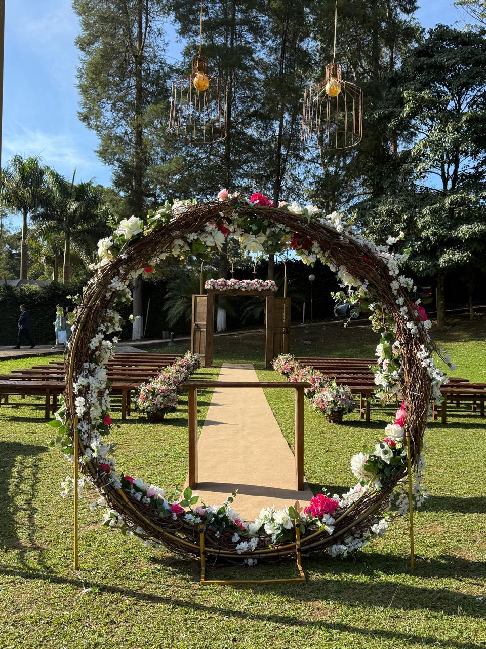 Espaço de cerimônia ao ar livre com arco floral