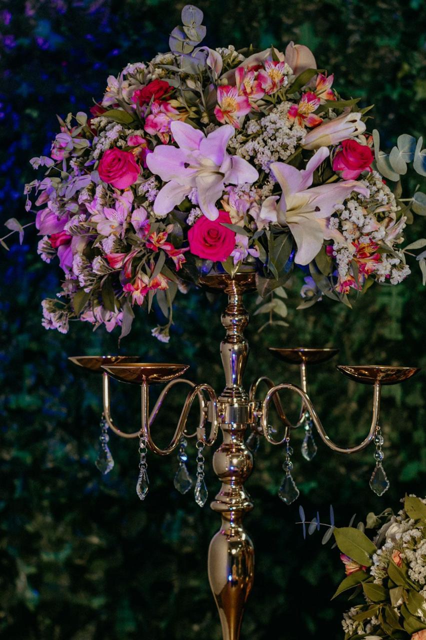 Arranjo floral em tons de rosa e roxo