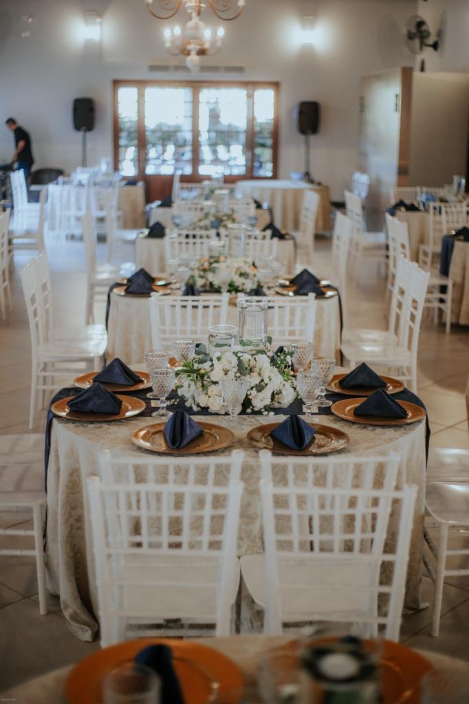 Mesa dos noivos decorada em branco e azul