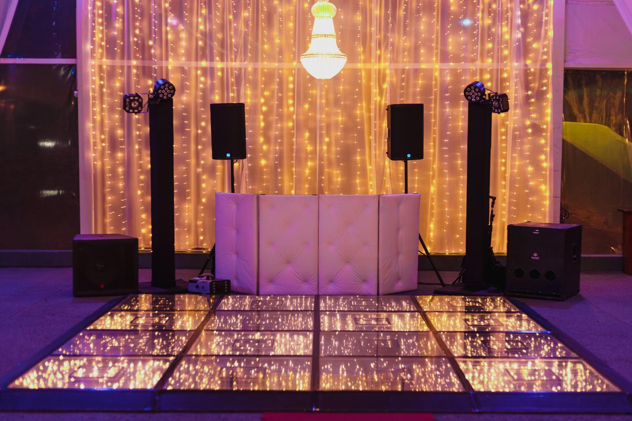 Pista de LED e estrutura de DJ