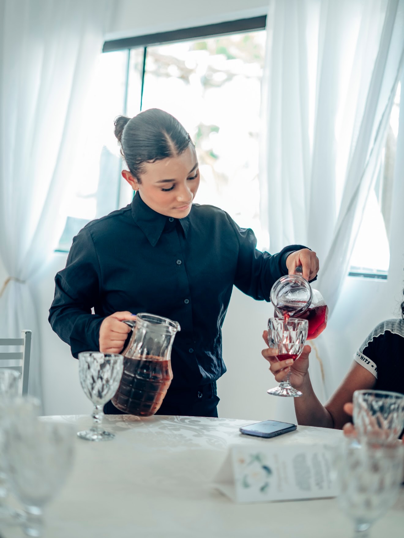 Garçonete servindo vinho