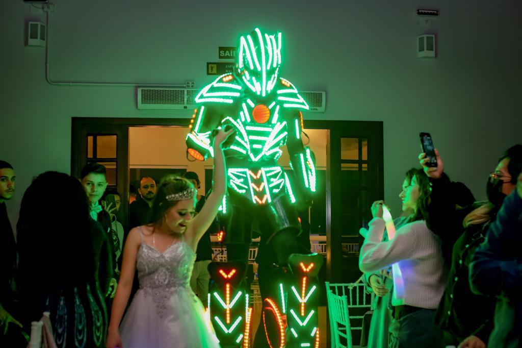 Robô de LED animando os convidados